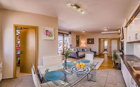Budapest Top Apartment With Private 90 Sqm Rooftop, Free Parking And Air Condition